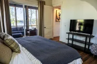 Lake Martin Luxury - The BEST Group Lake House! -- 6 Bedrooms -- Arcade -- Dock - キッチン