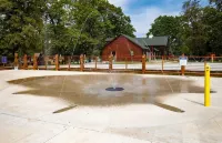 Timber Mountain Lodge,  Private Hot Tub .1 Mi to Thunder Ridge; 10 min Branson - 小木屋
