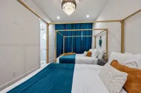 Ultra Heated Rooftop Pool! Arcade, Elevator, EV Charger, Sleeps 11, Full Home - สระว่ายน้ำส่วนตัว