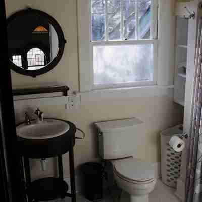 Great Harbor Views, Walk to Victoria Ferry and downtown, Two Bedroom Apartment! Rooms