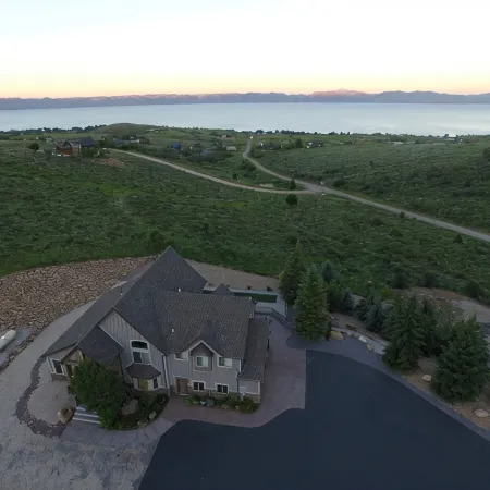 Bear Lake Cabin w/ lots of privacy and amazing Lake View