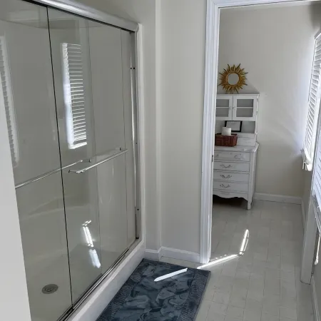 Private Beach on Pond, Linens Included, Kayak & Canoe. All Rooms w/ Pond Views!
