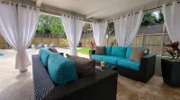 Designer 3 Br Home Heated Pool 3 mi. from the Beach & Downtown Private Backyard - 4-نجوم