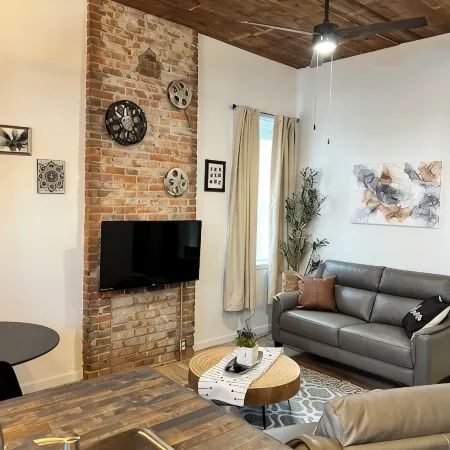 Chic & Cozy Downtown Apartment, Walk to Downtown, Restaurants, the Lake Hotels in Oswego