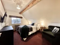 Stay near Jay Peak at your own private cabin with 18 brookside acres! - Hytter