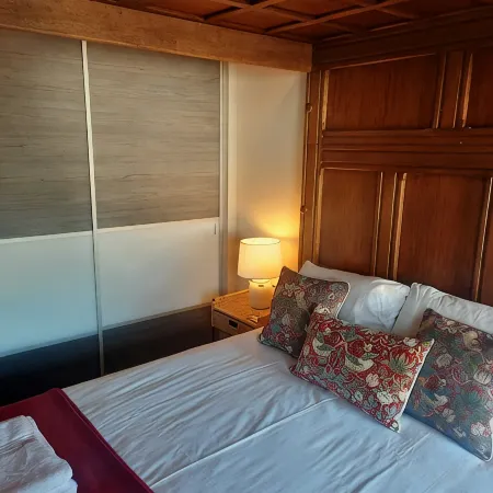 Whitewashed 1 bedroom stone cottage, with king size 4 poster bed. Pet friendly.