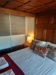 Whitewashed 1 bedroom stone cottage, with king size 4 poster bed. Pet friendly. - 4성급
