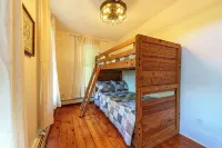 Breathtaking farmhouse with 4 bedrooms, Fishing, Kayaking, 6 acre pond! - 4 tähden