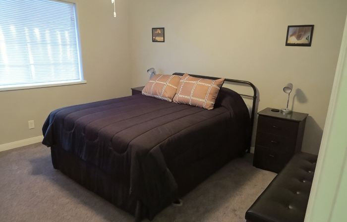 Large Home 3/3 plus Bonus Rm, 14' Pool & Jacuzzi, close to Downtown Joshua Tree