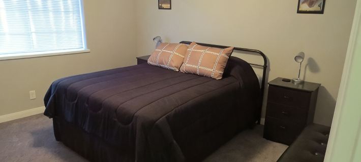 Large Home 3/3 plus Bonus Rm, 14' Pool & Jacuzzi, close to Downtown Joshua Tree Hotels in Joshua Tree