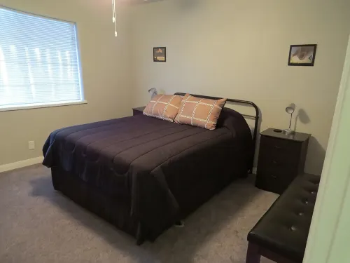 Large Home 3/3 plus Bonus Rm, 14' Pool & Jacuzzi, close to Downtown Joshua Tree - Wifi