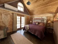 1907Creekside Cabin w/ hot tub & sauna;  bike, hike, ski & fish- Go Back in Time - Feriehus