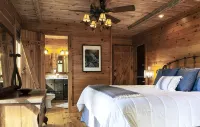 Whispering Falls Cabin - hot tub, views, 15 acres, minutes from Main St. - Chalets