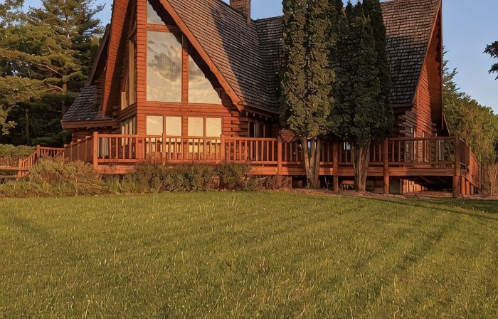 Rapid River Rustic Lodge, with plenty of space!