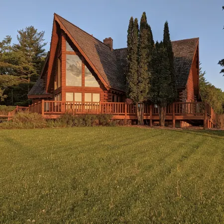 Rapid River Rustic Lodge, with plenty of space!