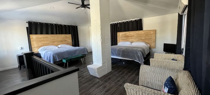The Charming House of Riverside: All King beds, 55" Smart TVs, W/D, Downtown Hotels in Riverside