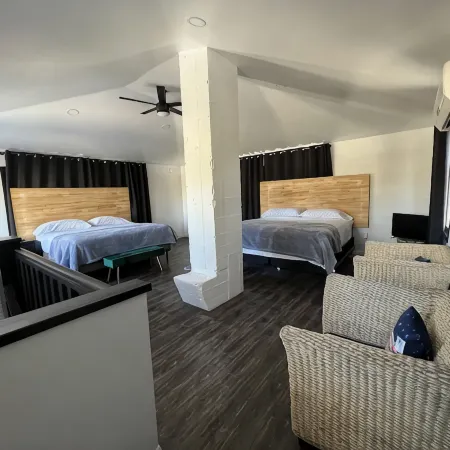 The Charming House of Riverside: All King beds, 55" Smart TVs, W/D, Downtown