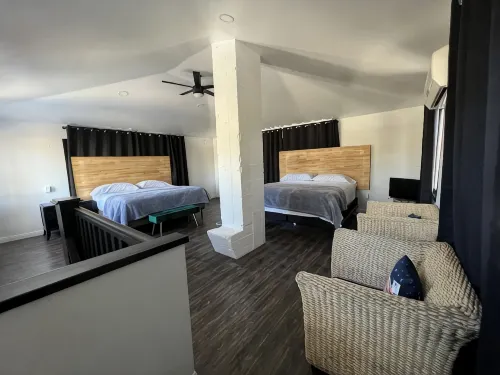 The Charming House of Riverside: All King beds, 55" Smart TVs, W/D, Downtown - 3 stjerner