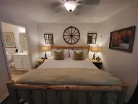 Relax in comfort at the Alpine Cottage 2 which is centrally located in Helen. - balcón
