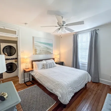 New - Flirty Flamingo Bungalow - close to downtown