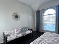 Luxury Spacious 4-BR Retreat with Pool Table, BBQ, and sleep 18 - 3-نجوم