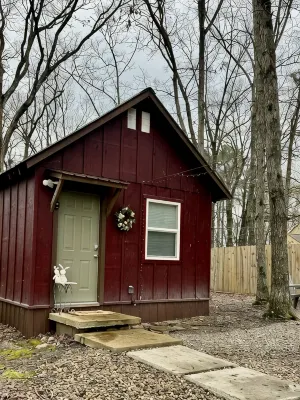 Romantic studio cottage, ride 2 Wolf Pen Gap, king, paved rd, fire pit, private. - 4-Star