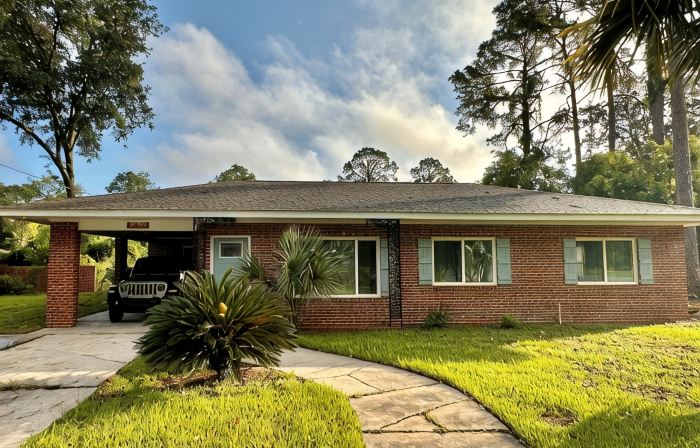 Cozy home with modern interior fur-baby friendly.  Near The Golden Isles Georgia