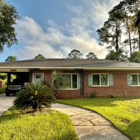 Cozy home with modern interior fur-baby friendly.  Near The Golden Isles Georgia