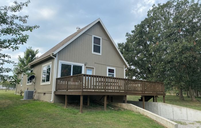 Cedar Lodge is quaint rustic lodge with modern amenities. Relaxing and warm!