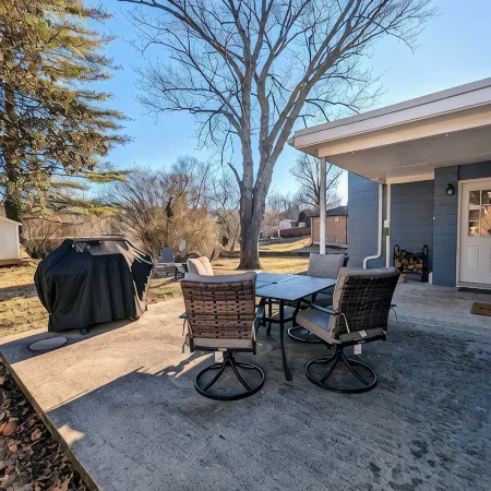 Cozy, Spacious, Great Location to amenities