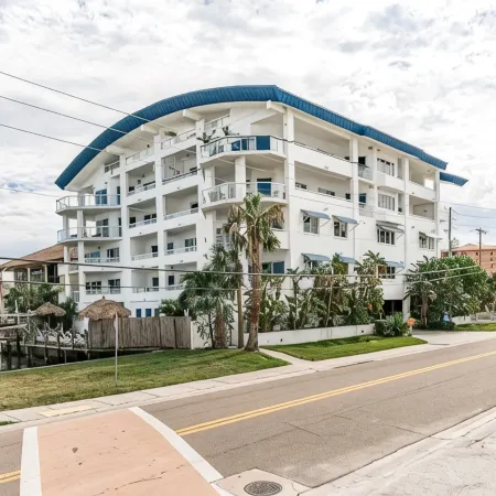 BEAUTIFUL WATERFRONT 3BD/3BA CONDO IN THE HEART OF CLEARWATER BEACH