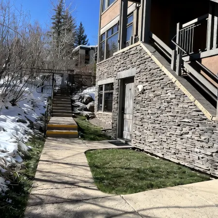 Make memories. Cozy ski in ski out. Convenient to skiing and restaurants!