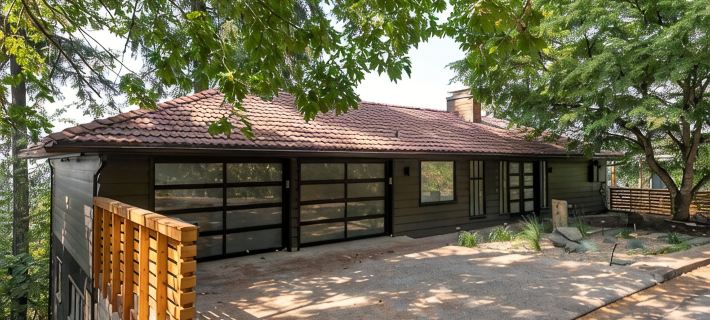 Skyline - Entire Modern 3-Bedroom House with Game Room, Sauna and Views! Hotels in Springfield