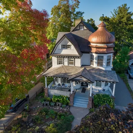 Hewitt Onion Tower Victorian charm in heart of Marquette- Cozy Fireplace