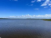 Perfect Waterfront Escape in Marlo | Balcony Views & Nature All Around - โฮมสเตย์