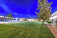ScottsdaleStays Grand Chateau - 12Br Resort Estate - 500K Pool + Courts -  Ferienhäuser