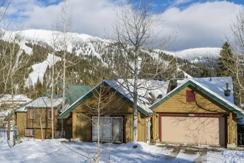 The Lynx Retreat - Slopeside Ski In/Out Home Near Glacier National Park - balcony