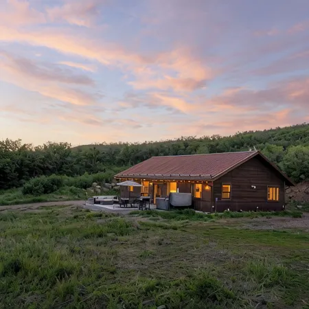 Hot Tub & Sauna Spa, Amazing Mountain Views, Remote Nature Getaway for Families