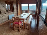Chalet with fireplace (wood supplied) sleeps 10 (discount for stays of 3 nights or more) - 小木屋