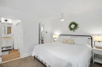 Sleeps 15, Designer Beach House w/ Yard + Porch, Steps to Beach + Parking - balcony