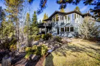 Modern Sunriver Luxury Home with Fenced Turf Pet Yard, Large Kids Room, SHARC !! - バルコニー