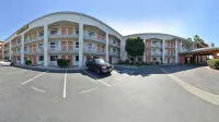 Super 8 by Wyndham Bakersfield/Central - balcony