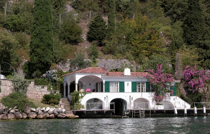 Elegant villa directly on the lake