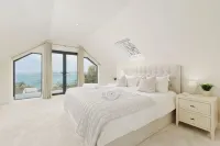Newly renovated 4 en-suite bedrooms, panoramic sea views, Hot Tub, EV charger - balcony