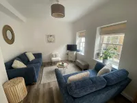 Surf Cottage. Beautiful 4 bed townhouse, the heart of Cromer, steps to the beach - 3 stjerner