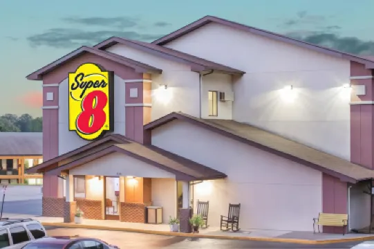 Super 8 by Wyndham Roanoke VA のホテル