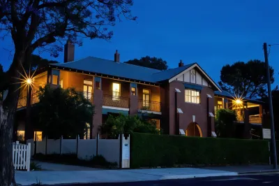 Old Parkes Convent فنادق في باركيز