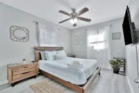 Sunlit Family Home, Fenced-in Yard 15 mins 2 beach