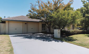 Modern 3Br with Courtyard in Lyons