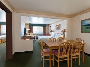 Holiday Inn Express & Suites Raton